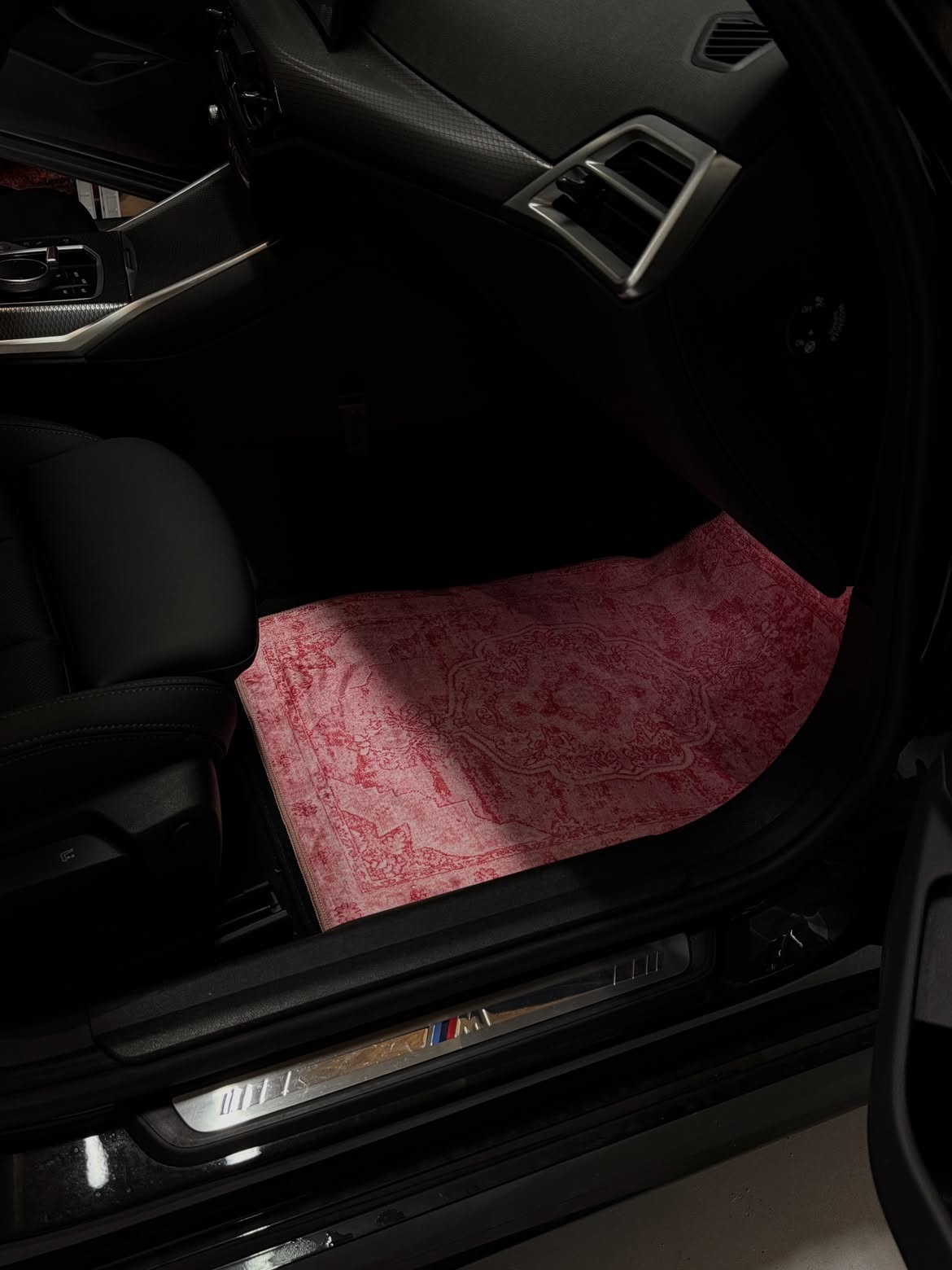 Rose Kurdium mat in BMW rear footwell