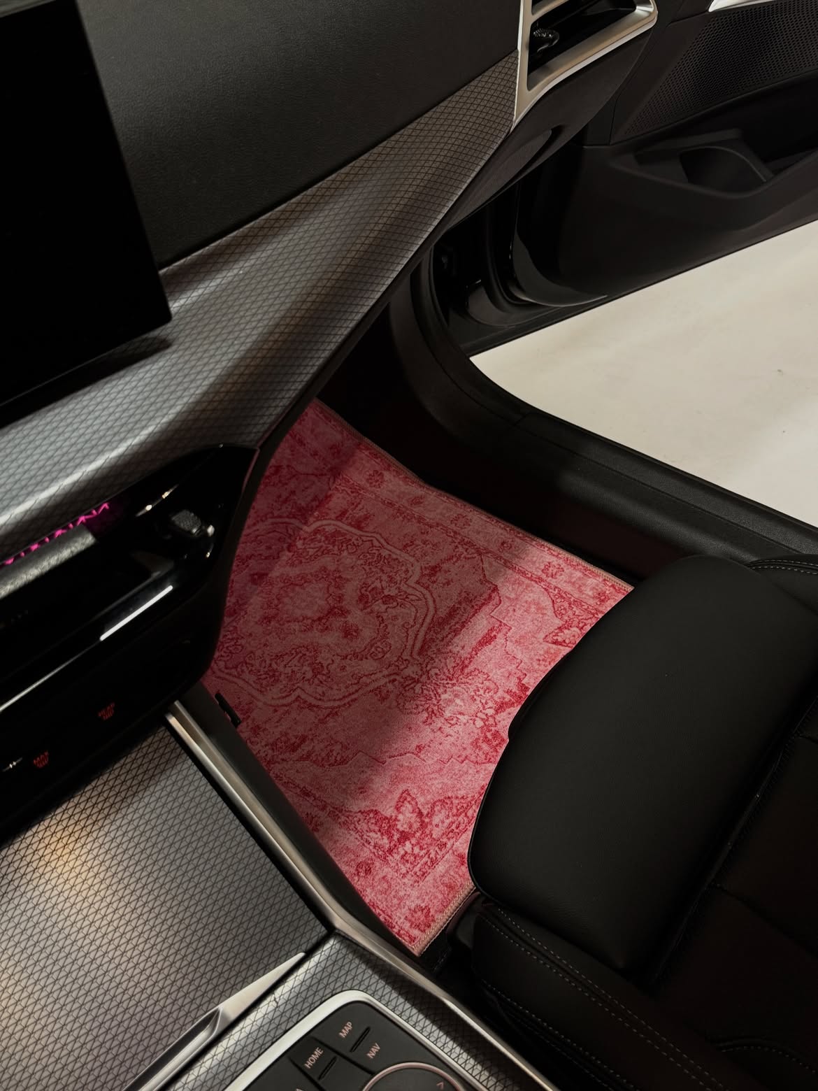 Rose Kurdium mat in BMW passenger footwell