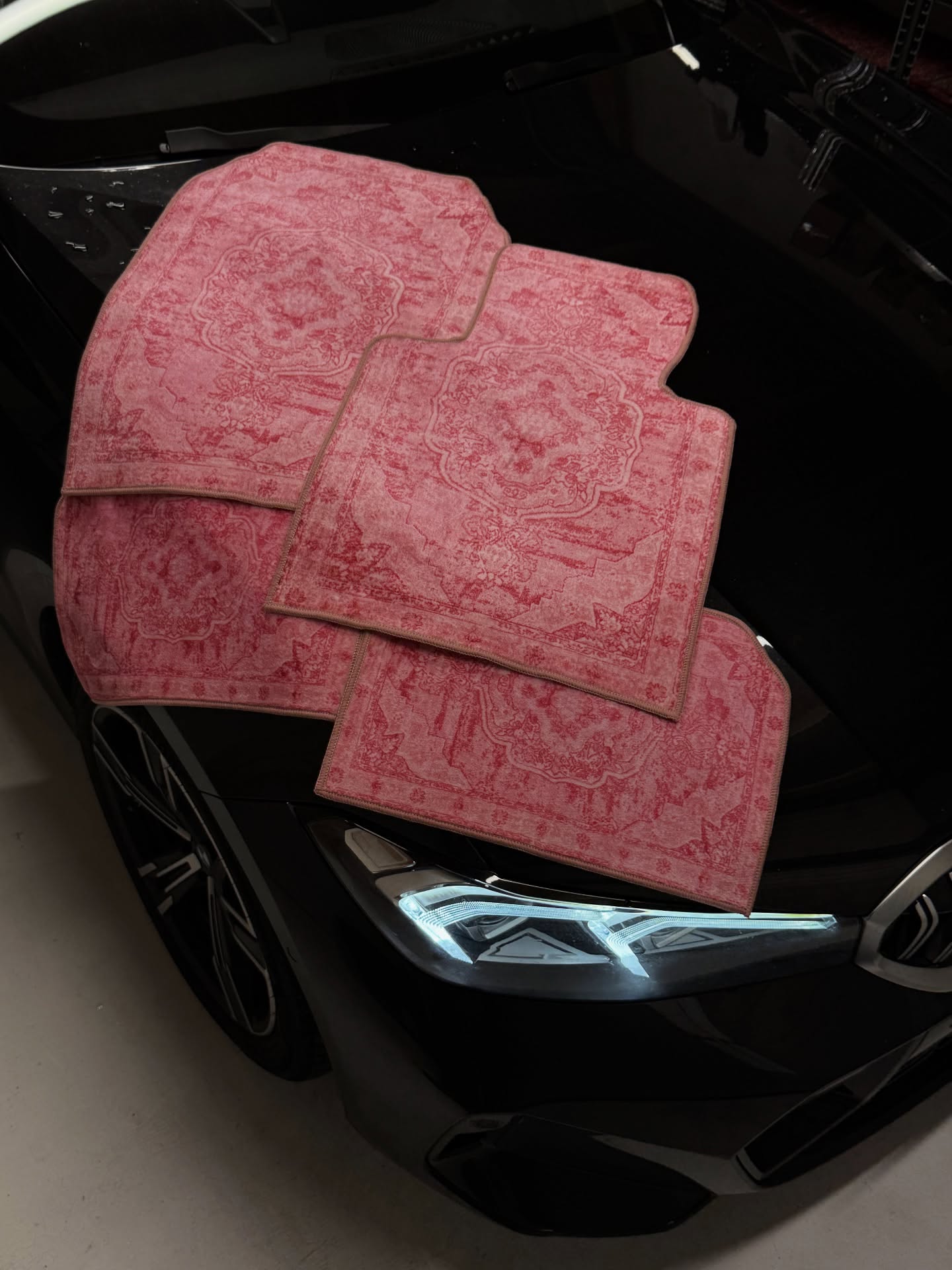 Rose Kurdium mat set on BMW hood